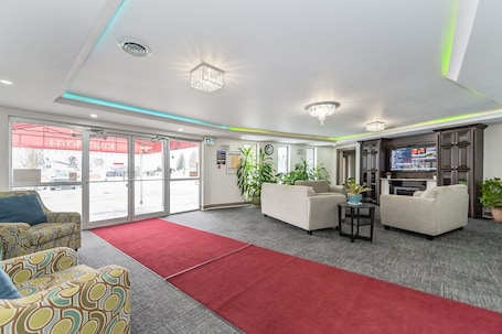 42-inch flat-screen TV with satellite channels, TV. King Hotel
