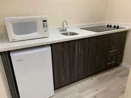 家庭单人房, 2 张双人床 | 私人厨房 | 茶具/咖啡用具