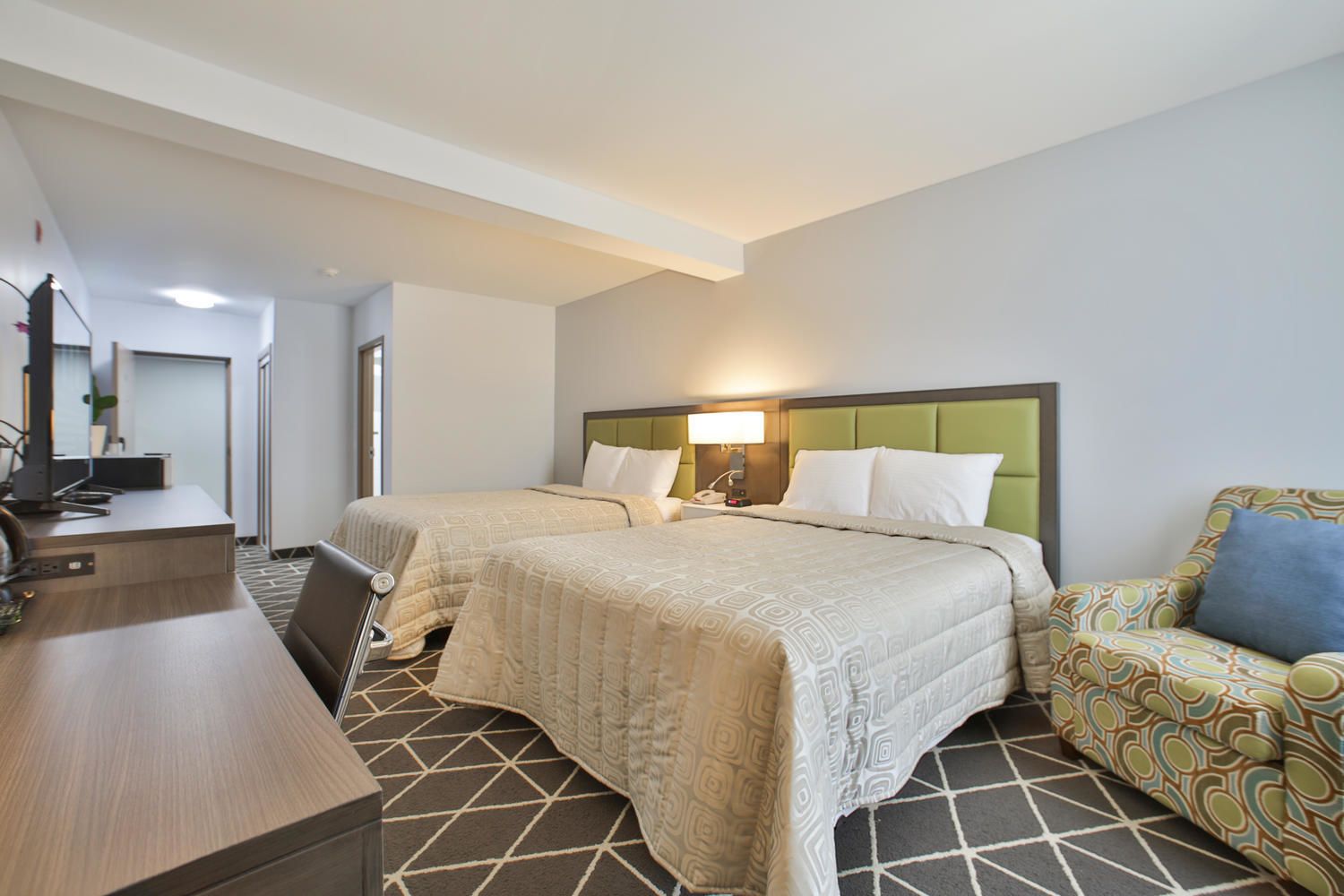 أغطية فراش متميزة وأسرّة بطبقة علوية مريحة ومكتب