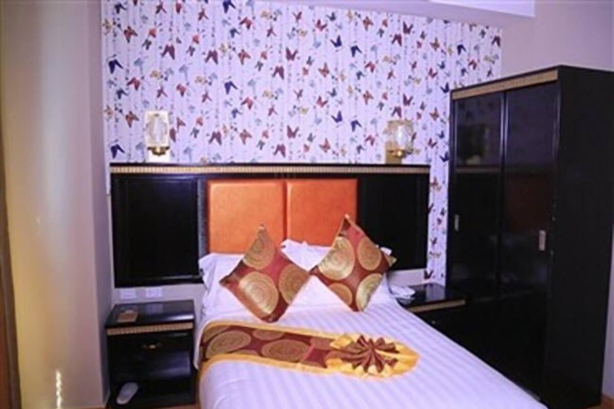 In-room safe, soundproofing, free WiFi, bed sheets