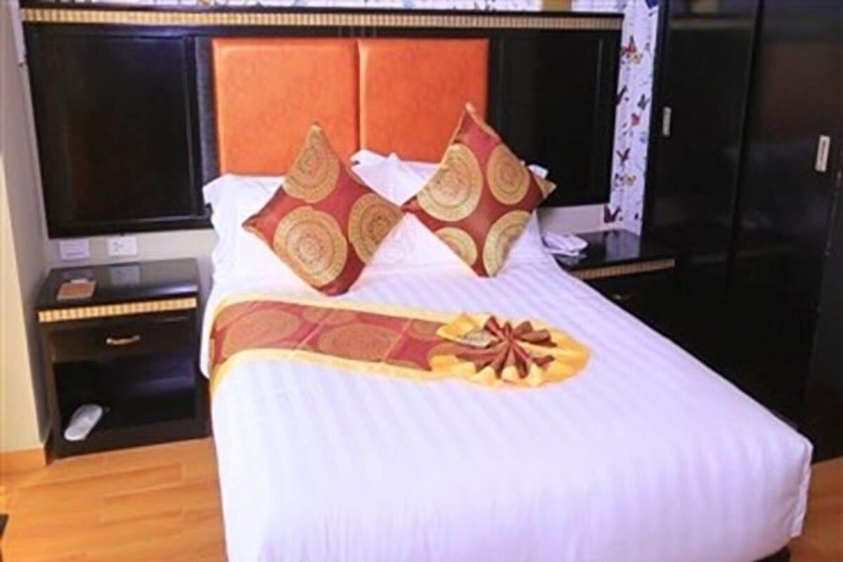 In-room safe, soundproofing, free WiFi, bed sheets