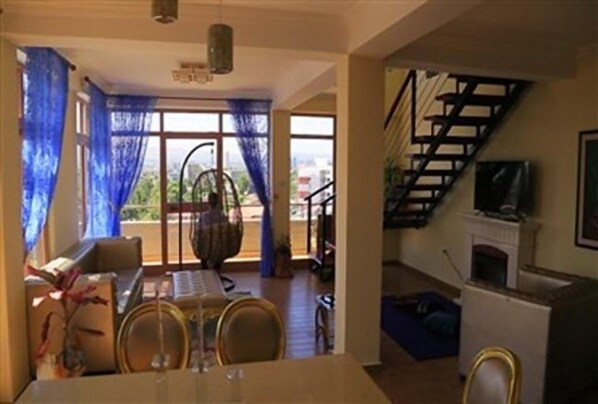 In-room safe, soundproofing, free WiFi, bed sheets