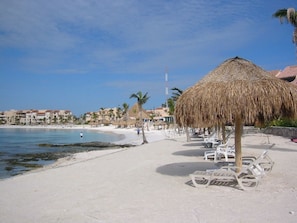 Una spiaggia nelle vicinanze, lettini da mare, teli da spiaggia