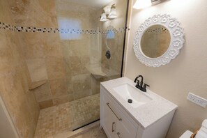 تجهيزات دش، مجففات شعر، مناشف، صابون