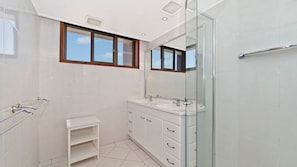 Shower - Akuna 18, 6 Joffre Street (Port Macquarie)