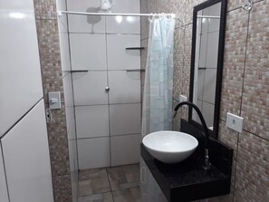 Shower, towels - Pousada Ice Club (Cairu)