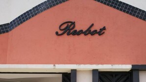 A building with a sign reading "Rebot" above the entrance. - Hotel Reobot (Garanhuns)