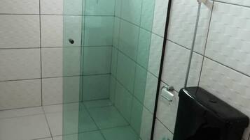 Ducha, secador de pelo y toallas