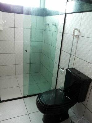 Shower, hair dryer, towels - Hotel Reobot (Garanhuns)