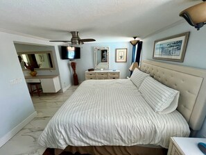 3 bedrooms, iron/ironing board, free WiFi, bed sheets - 3BR Waterfront Oasis w/ Private Solar Heated Pool and Spacious Deck (Holiday)