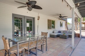 Outdoor dining - Phoenix Home w/ Pool, Near Golf, Hiking & More! (Phoenix)