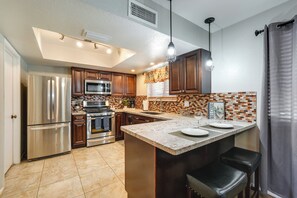 Fridge, microwave, stovetop, dishwasher - Phoenix Home w/ Pool, Near Golf, Hiking & More! (Phoenix)