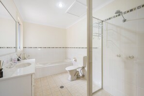 Shower - 3/54 Owen Street, Large Townhouse In Great Location (Port Macquarie)