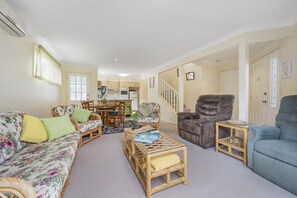 TV, DVD player - 3/54 Owen Street, Large Townhouse In Great Location (Port Macquarie)