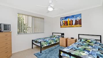 3 makuuhuonetta, silitysrauta/-lauta