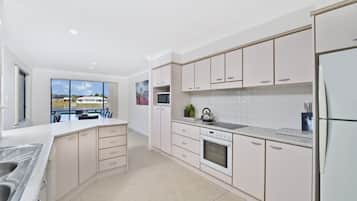 Jääkaappi, mikroaaltouuni, astianpesukone, leivänpaahdin