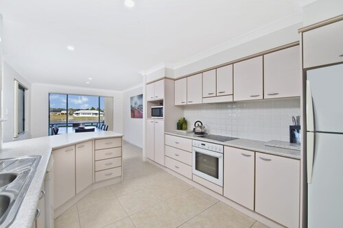 Dolphins 2 - Villa On The Port Macquarie Waterways