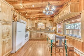 Fridge, microwave, stovetop, coffee/tea maker - Ruidoso Cabin w/ Hot Tub - 2 Mi to Grindstone Lake (Ruidoso)