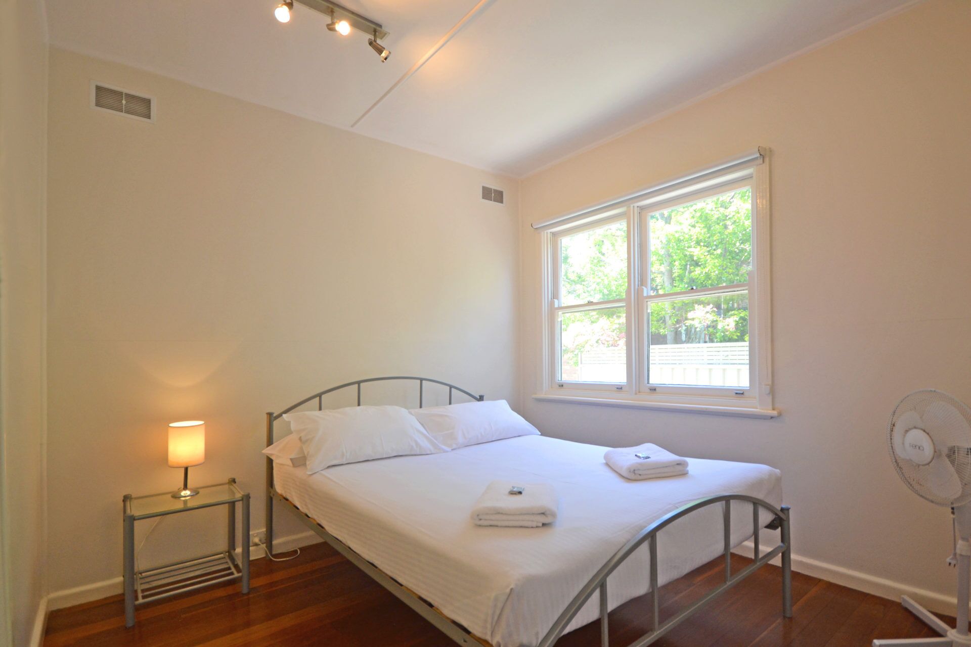 2 bedrooms, iron/ironing board, bed sheets