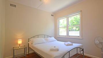 2 bedrooms, iron/ironing board, bed sheets