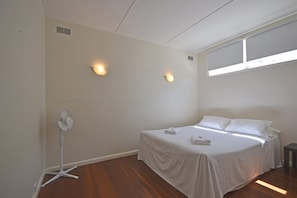 2 chambres, fer et planche Ă repasser, draps fournis
