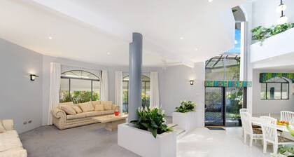 The Atrium - Large Spacious Architect Designed Home