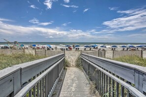 On the beach - Oceanfront Condo w/ Pool in North Myrtle Beach (North Myrtle Beach)