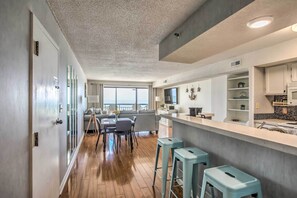 Dining - Oceanfront Condo w/ Pool in North Myrtle Beach (North Myrtle Beach)