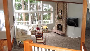 Maison, plusieurs lits (268 - Blueberry Hill Retreat) | Coin séjour | Télévision, cheminée, lecteur de DVD