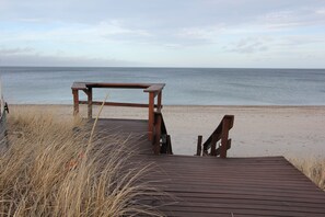 På stranden