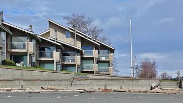 House, Multiple Beds (266 - Beachfront Condo - Mutiny Bay) | Front of property