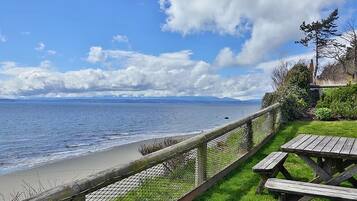 House, Multiple Beds (266 - Beachfront Condo - Mutiny Bay) | Beach