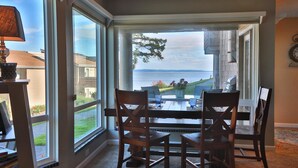 House, Multiple Beds (266 - Beachfront Condo - Mutiny Bay) | In-room dining - 266 - Beachfront Condo - Mutiny Bay (Freeland)