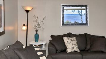 House, Multiple Beds (266 - Beachfront Condo - Mutiny Bay) | Living area