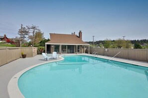 House, Multiple Beds (266 - Beachfront Condo - Mutiny Bay) | Pool