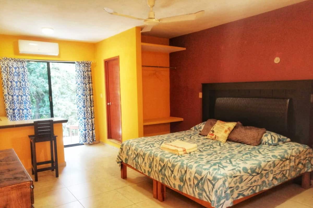 Chambre Deluxe, 1 trĂšs grand lit, salle de bains attenante, dans la tour