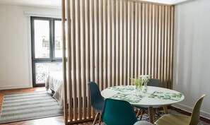 Apartment, 1 Schlafzimmer | Essbereich im Zimmer