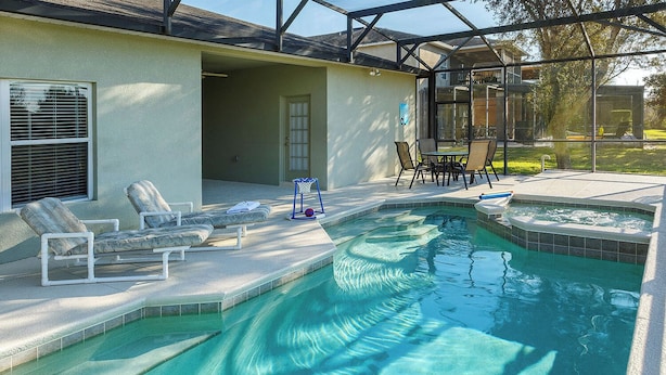 A swimming pool with lounge chairs and a hot tub area. - 4-Bedroom Villa with Private Pool & Spa - near Disney & ChamionsGate (Davenport)