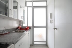 Departamento, 3 habitaciones, para no fumadores | Cocina privada | Refrigerador con congelador, microondas, horno y parrilla de estufa