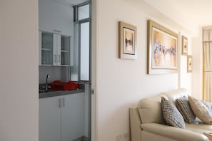 Departamento, 3 habitaciones, para no fumadores | Área de sala de estar | Smart TV