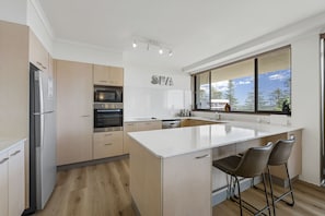 Kjøleskap, mikrobølgeovn, ovn og kokeplater