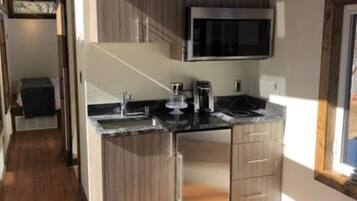 Een koelkast, een magnetron, een oven, een kookplaat