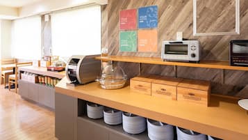 Daily continental breakfast (JPY 1100 per person)