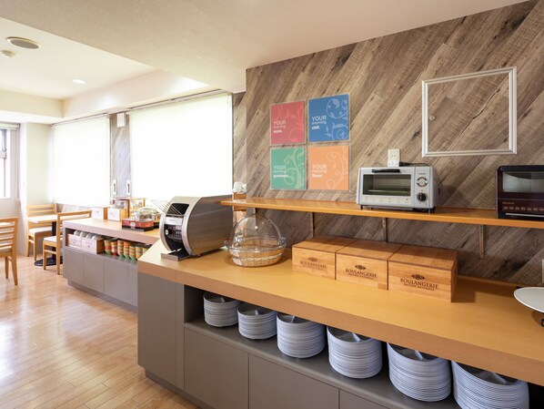 Desayuno continental (JPY 1100 por persona) 