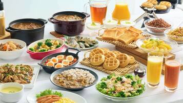 Petit déjeuner continental servi les week-ends (990 JPY par personne)