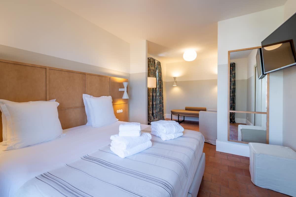 deluxe room, 1 queen bed (privilège deluxe et/ou terrasse) | premium bedding, minibar, in-room safe, desk