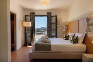 Executive tweepersoonskamer | Luxe beddengoed, een minibar, een kluis op de kamer, een bureau