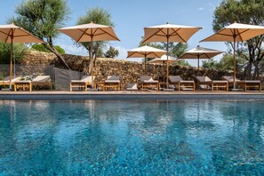 Piscine extérieure (ouverte en saison), parasols de plage