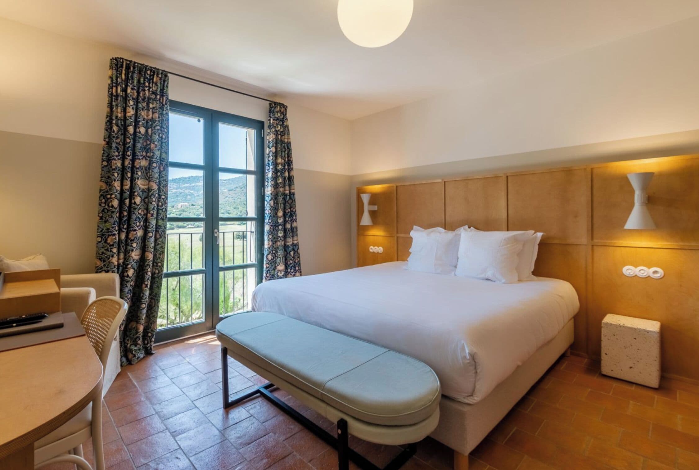 Deluxe Room, 1 Queen Bed (Privilège Deluxe et/ou Terrasse) | Premium bedding, minibar, in-room safe, desk