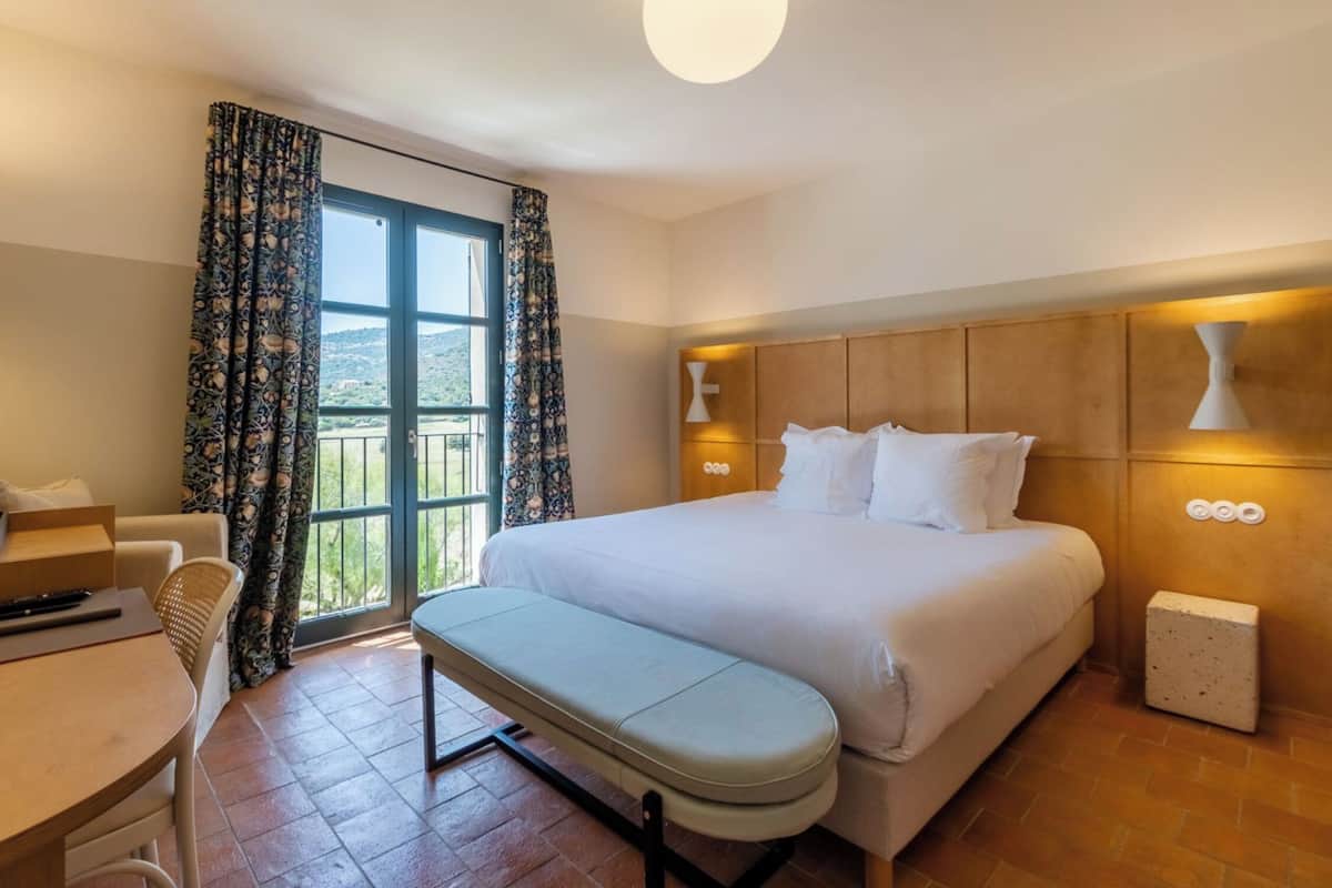 Deluxe Room, 1 Queen Bed (Privilège Deluxe et/ou Terrasse) | Premium bedding, minibar, in-room safe, desk